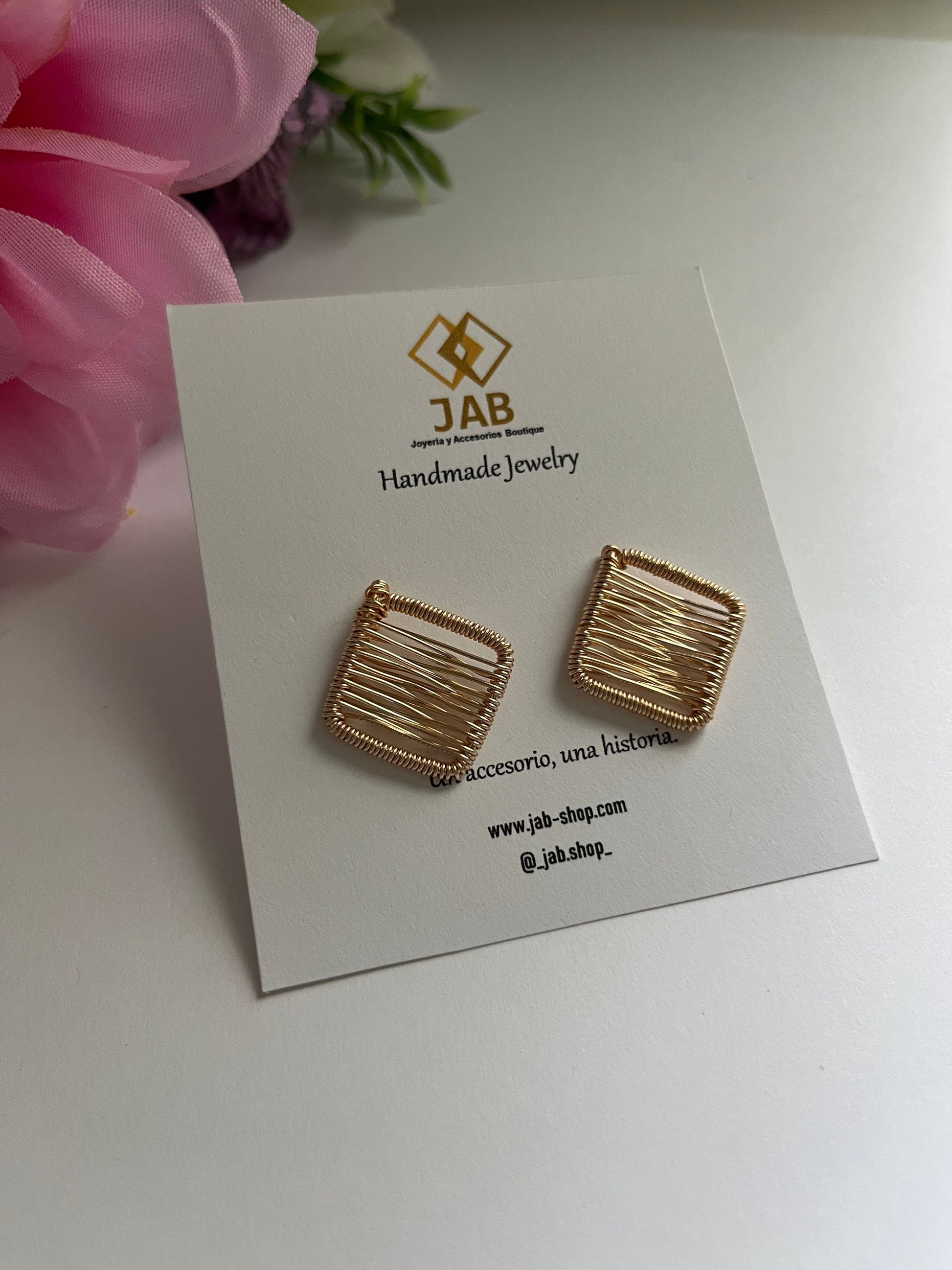 Hypoallergenic rhombus earrings woven in wire.